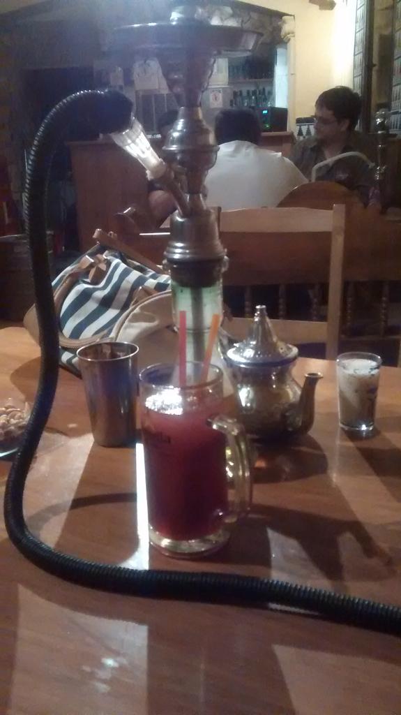 Sergioalpi's tweet photo. Una buena conversación, una cachimba, un tinto, un te pakistaní... http://t.co/9wcRRZUwzW
