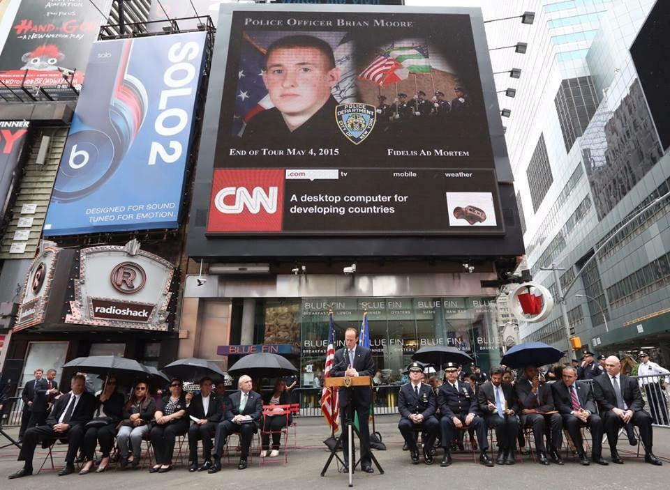AbrilHunny's tweet photo. New Yorkers &Officials honor fallen officer Brian Moore E.O.T. 5-4-2015 #RIPBrianMoore @NYS_FOP @NYPDnews @JoeTorre http://t.co/JpwqUaKVdP"