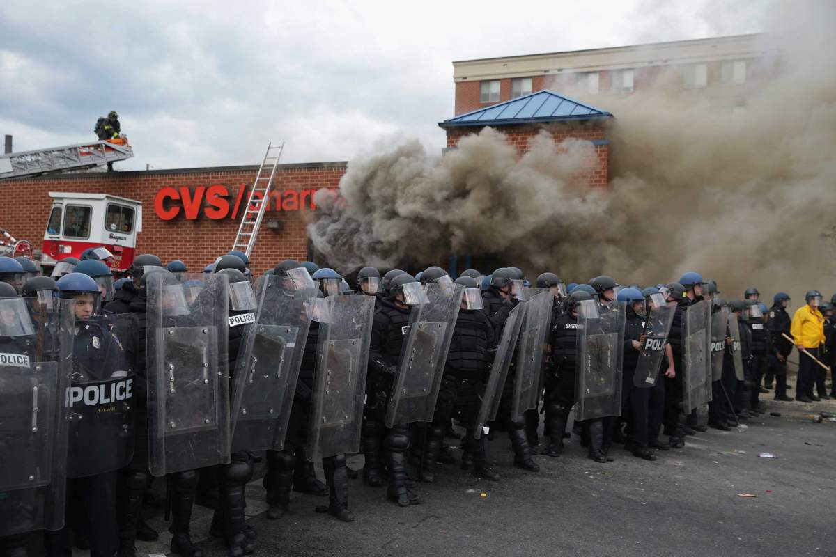 PetroKe18's tweet photo. Baltimore police trying to hold back the rioters #RecineH1 #BaltimoreRiots @roznitro @ozawamjo http://t.co/MA7FC5NuTJ