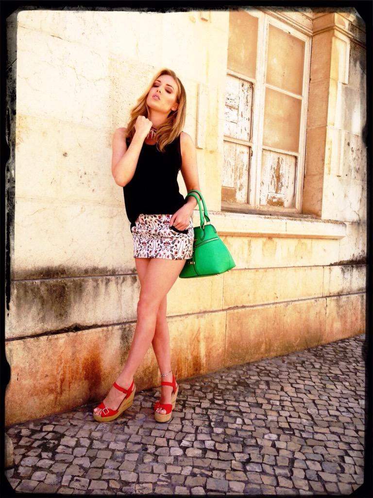 RoseanneModel's tweet photo. Shooting editorial today #editorial #fashion #portugal #algarve #silves  #behind the magazines ☀️💄👛😀👠 xx http://t.co/VuNzlMIl2r