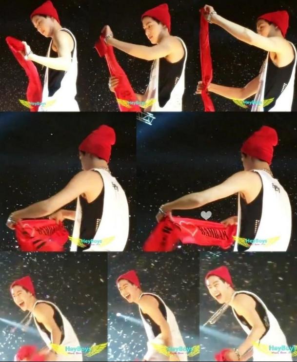 Mark93Bam97's tweet photo. หน้าตอนกางผ้าเชียร์ออกแล้วรู้ว่าเป็นใคร #MarkBam http://t.co/d5C8DXs9kf