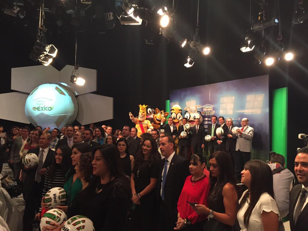 LigaBBVAMX's tweet photo. Terminó la presentación del balón. Limpiemos Nuestro México @LNMexico @FundacionAzteca #PongaLaBasuraEnSuLugar http://t.co/3wTRvx46i0