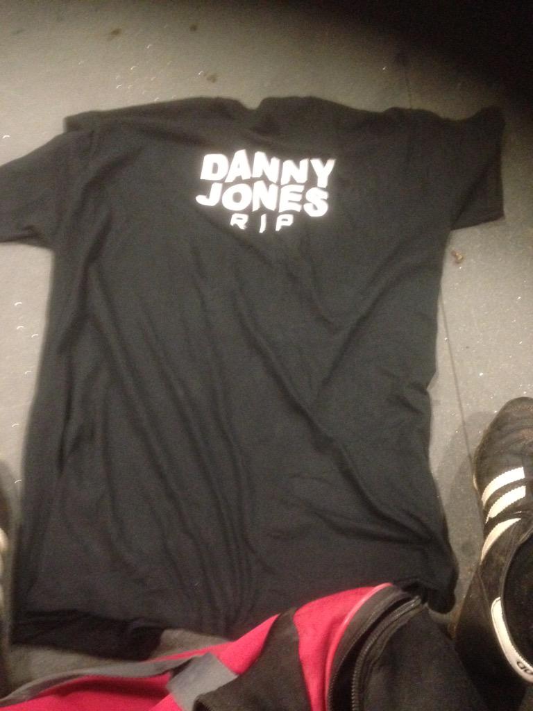 OvendenWRFC's tweet photo. Warm up tops for tonight's final #RIPJonesy http://t.co/YjmETRZqWl