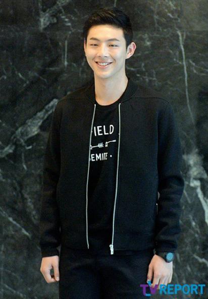 TheDramaKorea's tweet photo. Ji Soo di pesta perpisahan drama MBC "Angry Mom". http://t.co/GUcIqqtogN