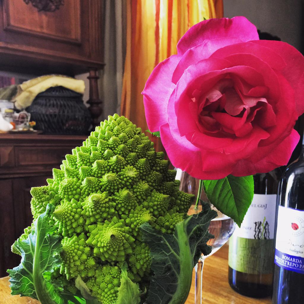 yaskofujii's tweet photo. The potential colours of nature ่ฒใๅณใใใใฎใญใผใใฎใใญใใณใชโบ๏ธ #broccoloromanesco #romanbroccoli #vedgetables #rose http://t.co/eahabxlKZM