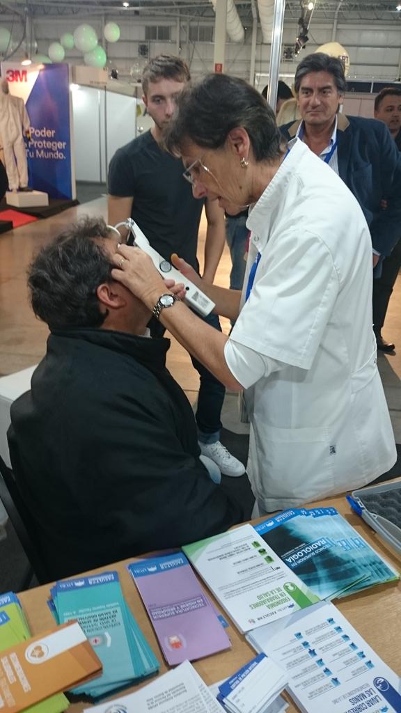 IleanaLingua's tweet photo. Prevención del glaucoma, midiendo la presión ocular! @Facultar @AsistencialesA @APUBA @SRTArgentina #Stand93 http://t.co/ZPE9a5qSpU