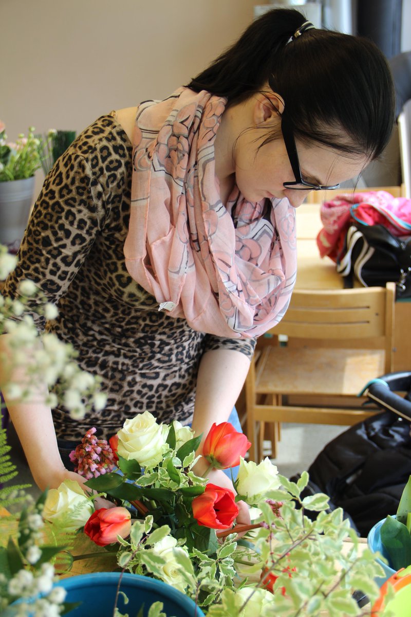 4. kursa floristes pēc kvalifikācijas prakses, gatavojot kāzu mašīnu dekorus. Skolotāja Ineta Ozoliņa - Skrūzmane.