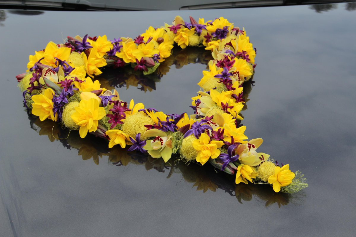 4. kursa floristes pēc kvalifikācijas prakses, gatavojot kāzu mašīnu dekorus. Skolotāja Ineta Ozoliņa - Skrūzmane.