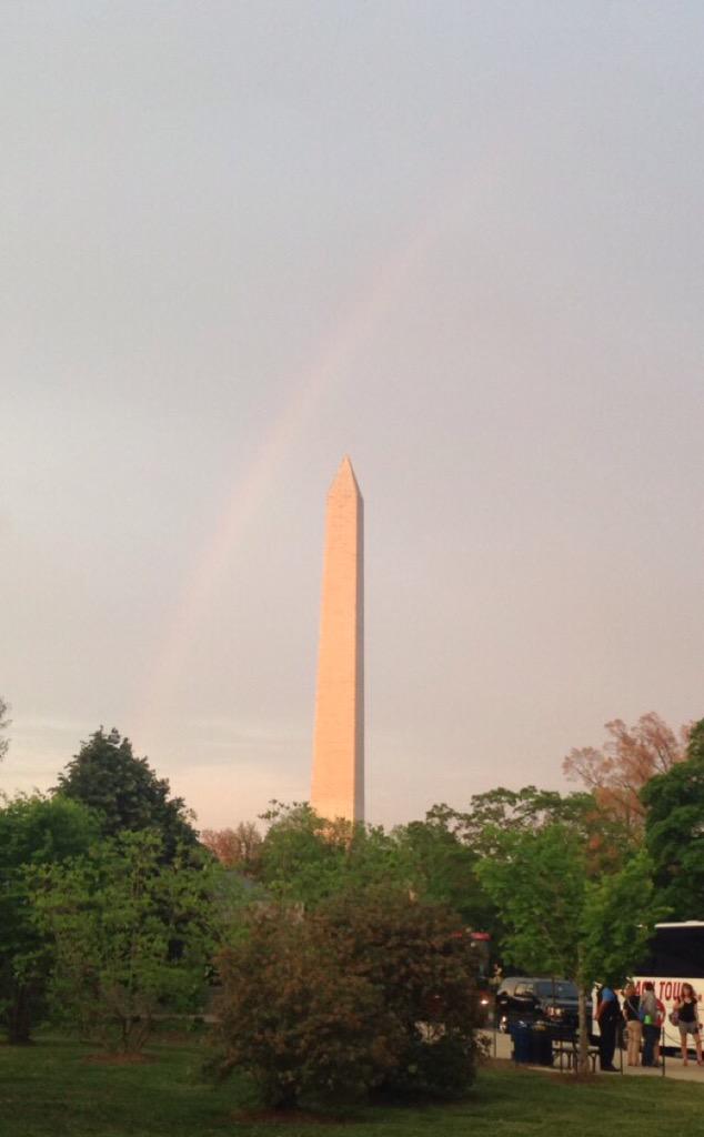 sbeaton2015's tweet photo. A rainbow above the Washington Monument last night...a good sign! #dcskylion http://t.co/UN1H41RwSb