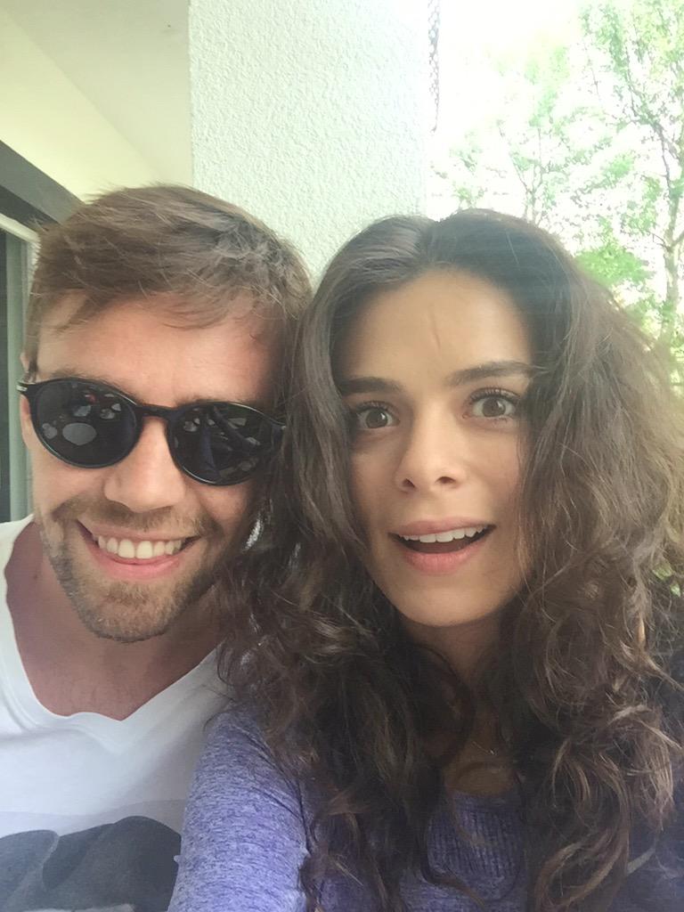 egzOzpirincci's tweet photo. Az once @MuratDalkilic in yarin cikacak olan klibi "İki Yol" u izledim... Of diyorum! Uu cok heeycanlii 😁😍 http://t.co/NHyUWvEURl