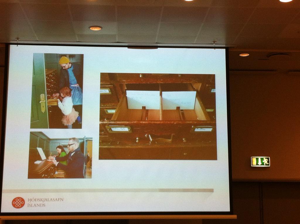 Nydelig gammelt kartotekskap som gjestebok i utstilling om Islands kunsthistorie/visuelle kulturarv. #nordiskarkiv