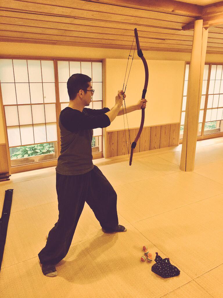 三増 紋右衛門 3密を避けた余興のご相談承ります Sur Twitter 弓による矢の討ち方には 弓幹の左右どちらに矢をつがえる かで 大きく分けてモンゴル式と地中海式がありますが 弾弓はモンゴル式オンリーとなります 写真の様に 姿勢 自体は結構自由ですが