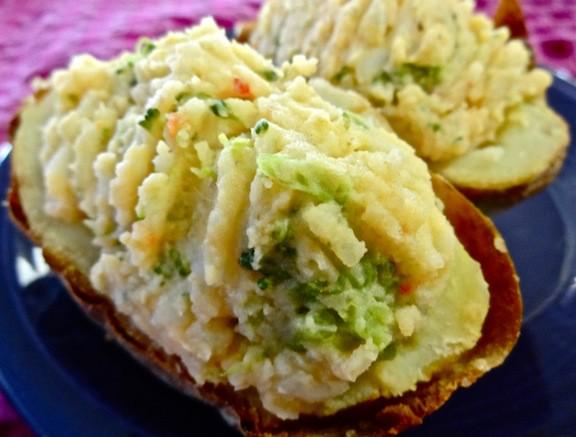 foodsniffr's tweet photo. BAKED POTATO Recipe - VEGGIE AND HUMMUS-STUFFED  http://t.co/vn5vbVOJdW #recipe http://t.co/lTIDoIZUvD