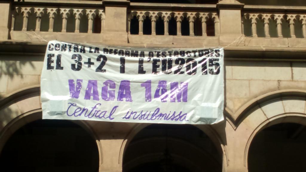 A la Central ja hem guarnit el claustre de cartells i pancartes! #VAGA14M