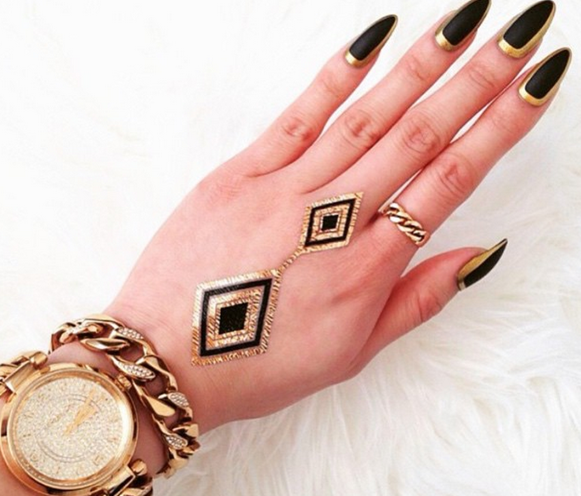 NailHur's tweet photo. #NAILHUR set 'Boss Babe' will have you running this place! Use code 'MAMA' and receive your set for just $9.99! http://t.co/4eXzyllTDr