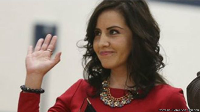 CECUATLANTA's tweet photo. La ecuatoriana premiada por ser una de las mejores profesoras de Estados Unidos - @bbcmundo http://t.co/vClpIgBqCn http://t.co/UsTwj6FOgt