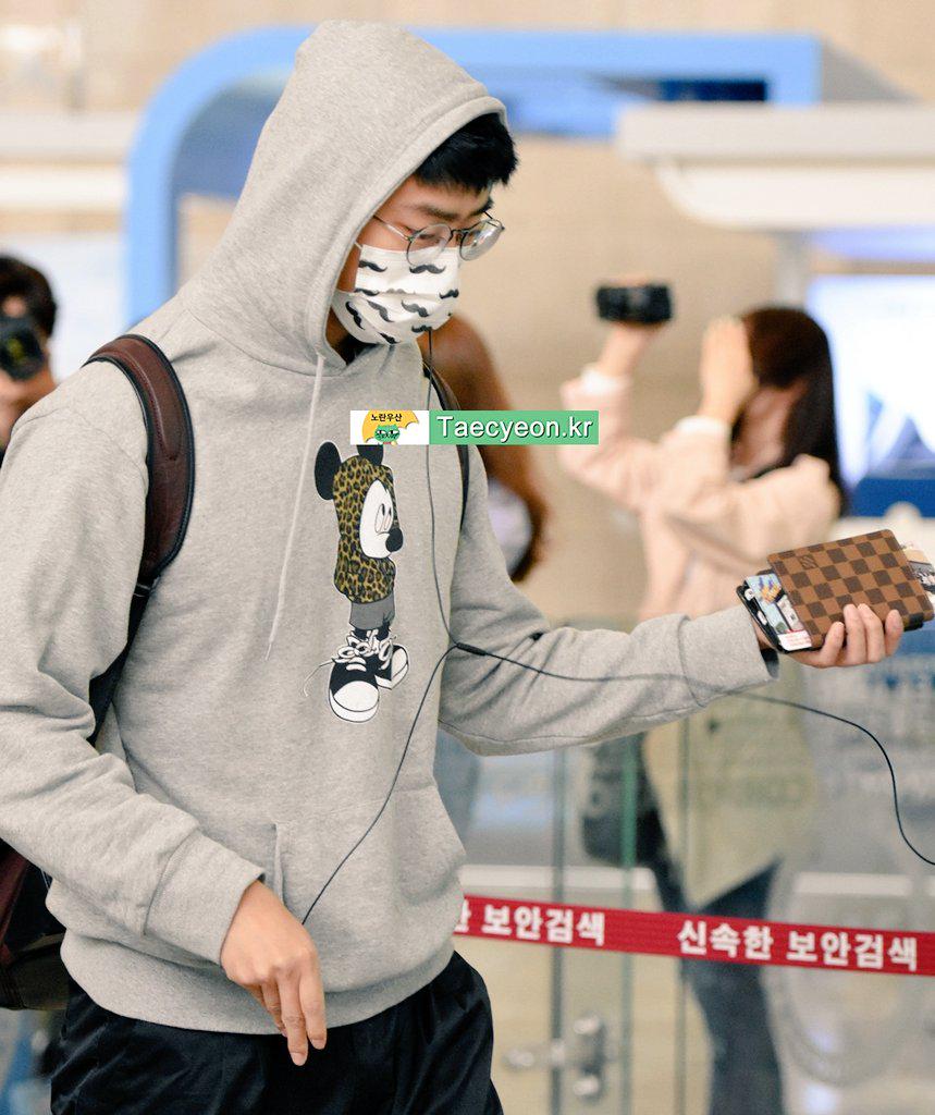 heecool's tweet photo. Taecyeon appeared with passportcase   first time  at the Gimpo airport.
MyGift,  택연아 고마워 ✌✌
Thanks♡ @taeccool 

.. http://t.co/le3hgOBH2i