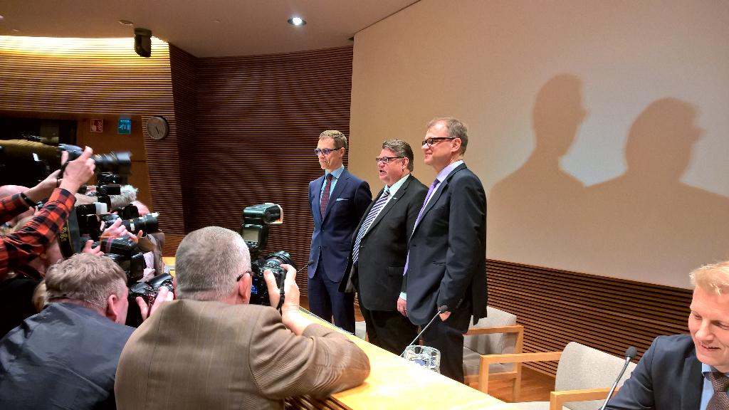 Pöytään jäi kolme: <a href="/keskusta/">Suomen Keskusta</a> <a href="/persut/">Perussuomalaiset</a> <a href="/kokoomus/">Kokoomus</a>