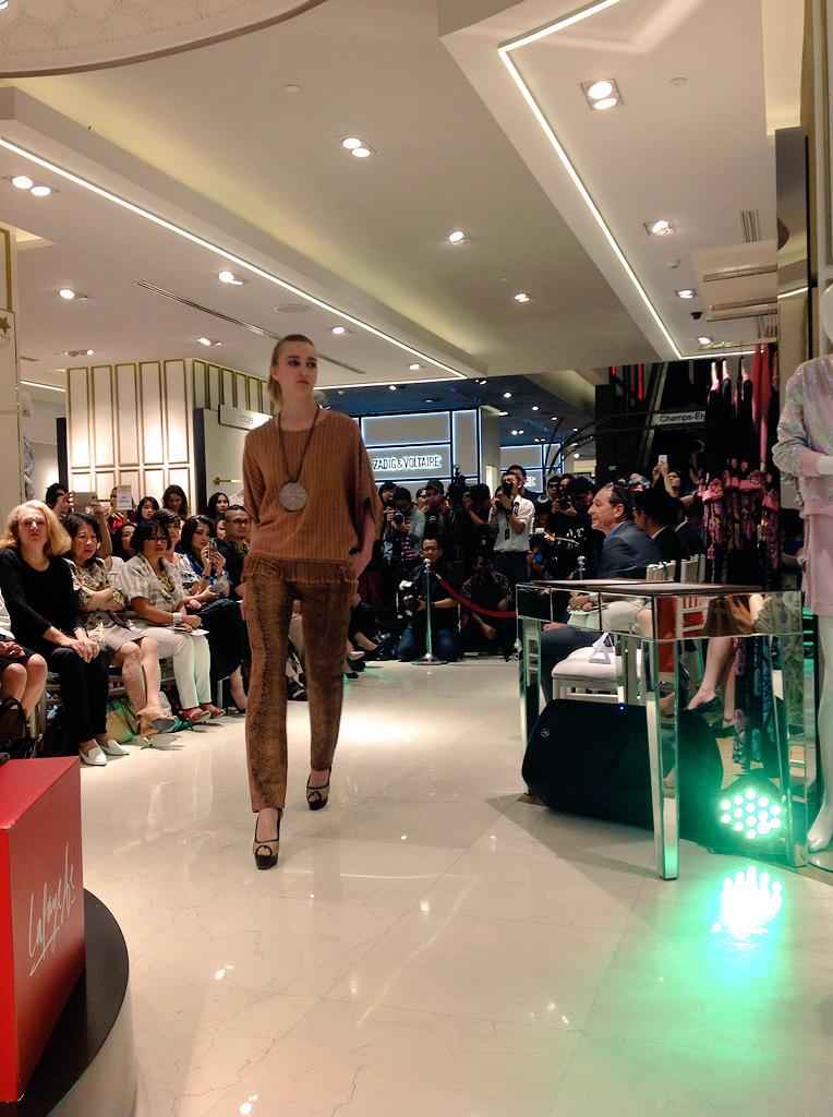petz09's tweet photo. @Novitayunus Batik Chic #wanwir @FeminaMagazine #IFF designer tampil di fashionlab @LafayetteJKT Check it out! http://t.co/DXyeHVcEcB