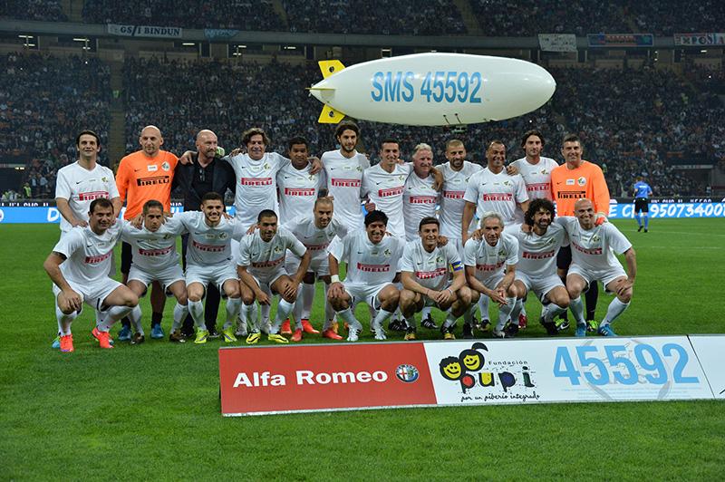 MatchforExpo's tweet photo. Grazie a tutti i giocatori scesi in campo per il Team @FUNDACIONPUPI e al Top Partner @Pirelli! #MatchForExpo http://t.co/CQFVwbl2aI