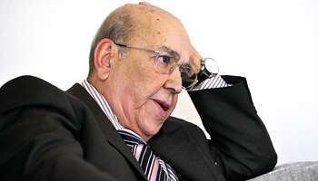 RaiAlgerie's tweet photo. 8mai 1945 : Entretien de Réda Malek, personnage historique et homme d’Etat http://t.co/bsrEcfQvwS http://t.co/cr8QlFasF4
