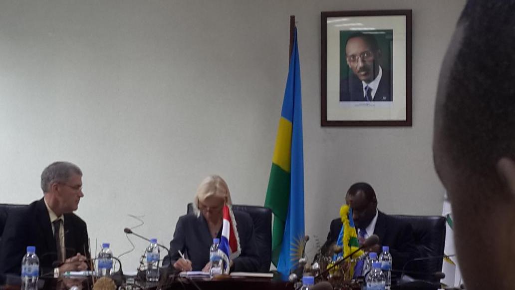 kabalisa2's tweet photo. Signing cer.#Neth. and #Rwanda Gov.to promote #Integrated Water Resources Managmt for 34.9 millions of € in 4 years http://t.co/m6tIOpm1hR