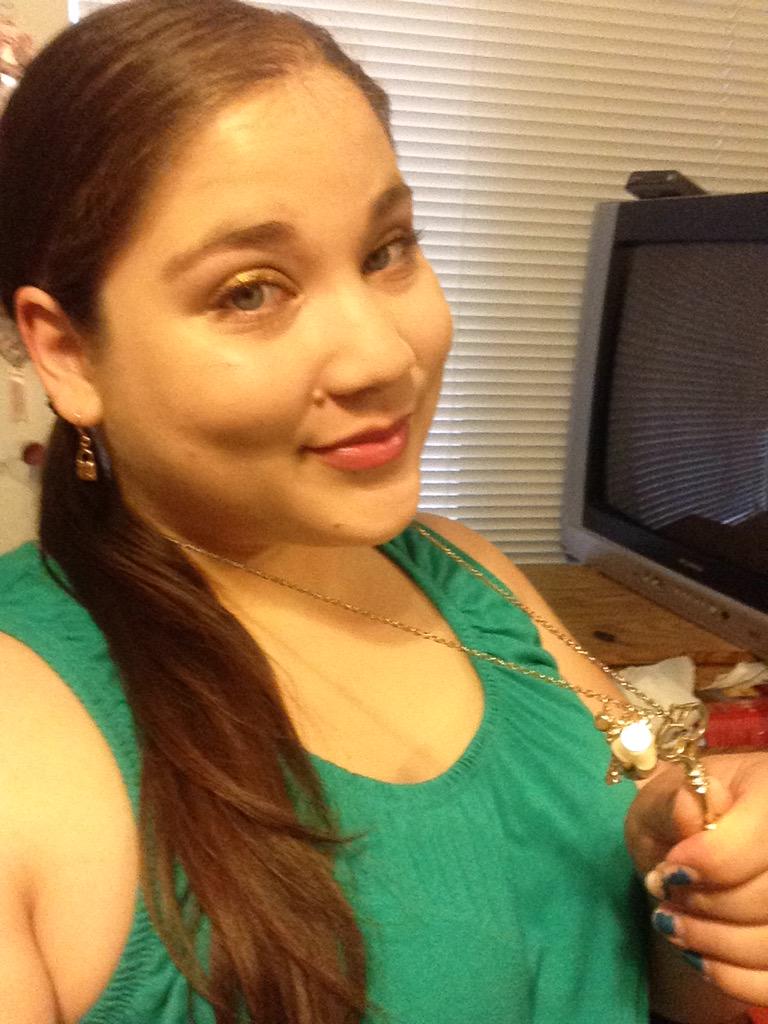 FajardoKaryna's tweet image. Gold jewelry, gold eyeshadow, green shirt! #sacstatement @SacSTATEMENT @sacstate @drshawna