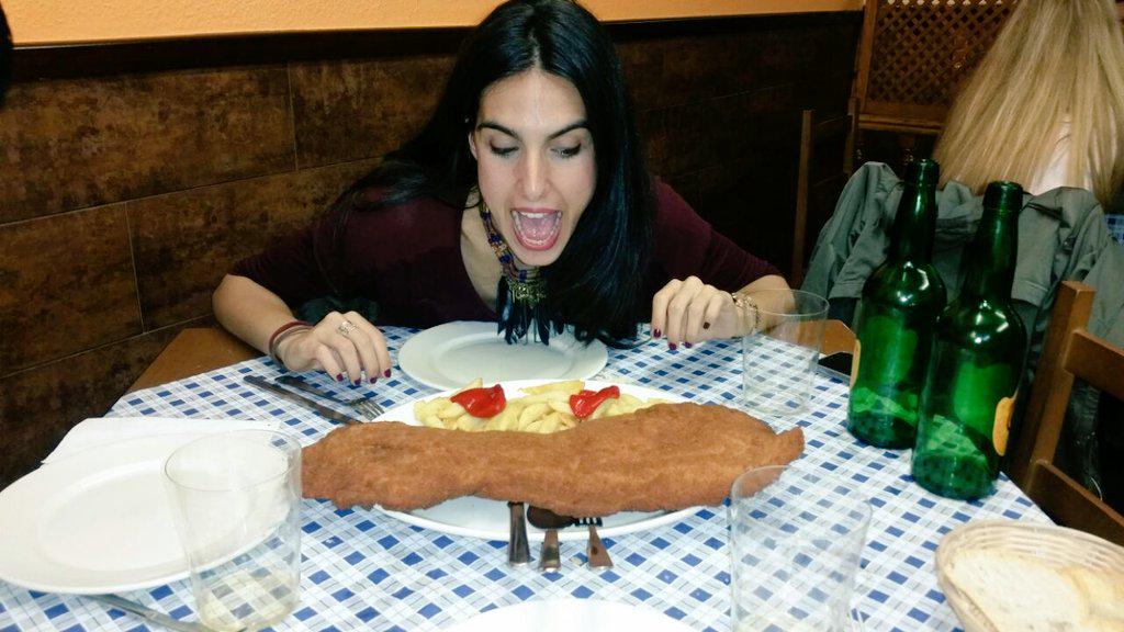 carlotaGConrado's tweet photo. Me vuelvo muy FELIZ, y un poquito más gordita 😁 
Gracias!! 
#Gijon 
#cachopo
#osobuca
#bonicus http://t.co/6TulXIvH8f