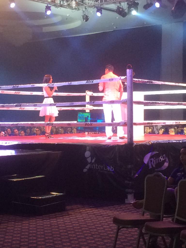 Mariazelzel's tweet photo. Ya en el cuadrilátero con  @TotalmenteLeo 👊 Convencion Nacional de Ventas 2015 #Rimsa @SAHEEventos @Ixtapaoficial http://t.co/hTlLcNEPlX