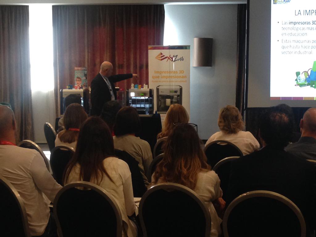 Nuestro director en educando hace que todo el mundo se quede con la boca abierta con las impresoras 3d  #educando #3d