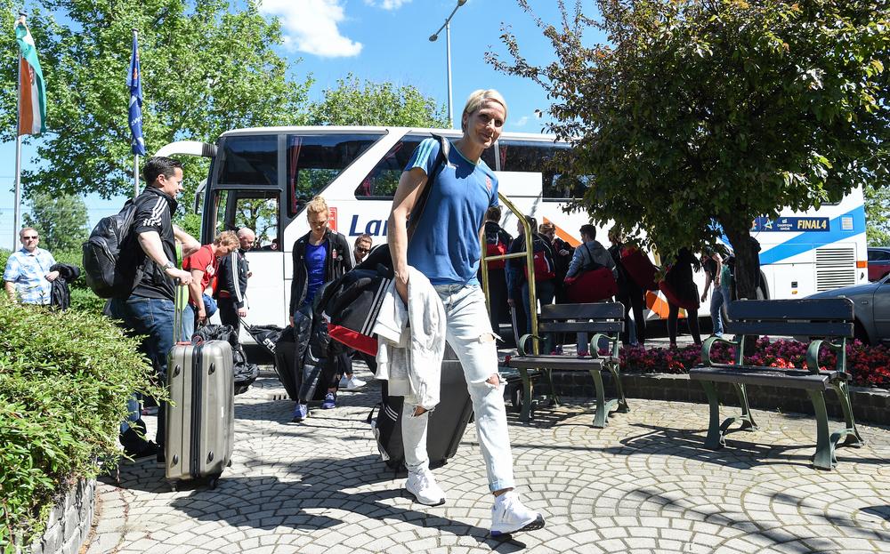 Take a look at some of the best images from <a href="/LarvikHK/">Larvik Håndballklubb</a>'s arrival in Budapest: facebook.com/media/set/?set… #ehffinal4