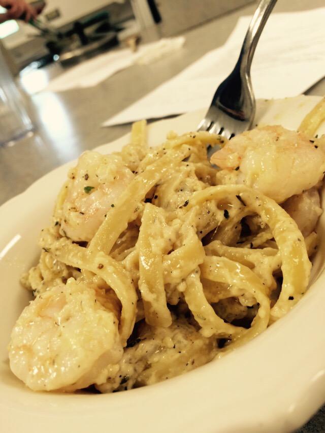 westsideglantz's tweet photo. shrimpin wit that Gucci Fettuccine Alfredo #foods2 #zone6 💯 http://t.co/MODYuvu6Ec