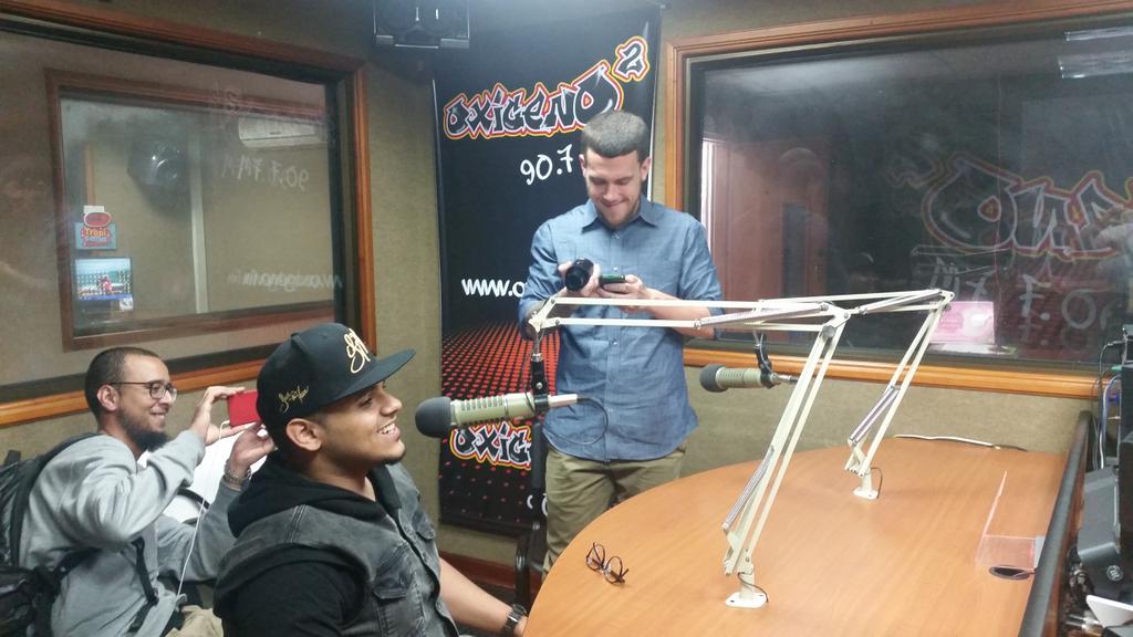 pipeantia's tweet photo. En estos momentos @Jhonithevoice x @OxigenoArmenia presentando #lainvitacion  ... @CAMusicoficial http://t.co/pb2LXTVfok