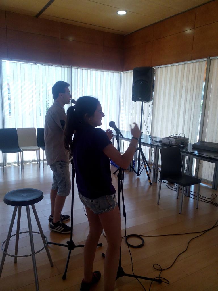 Taldeka7's tweet photo. Giltzarri Euskara ta Euskal Kulturarekin¡! Oain CCCampoamrn, EUSKARAOKEA Auzo Batzordeko kideen eskutik¡! @kontseilu http://t.co/GMOdolxMZc