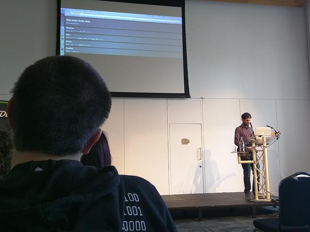 sandropaganotti's tweet image. Browser-based amplifier on stage. Cool! #webaudioapi #scotlandjs