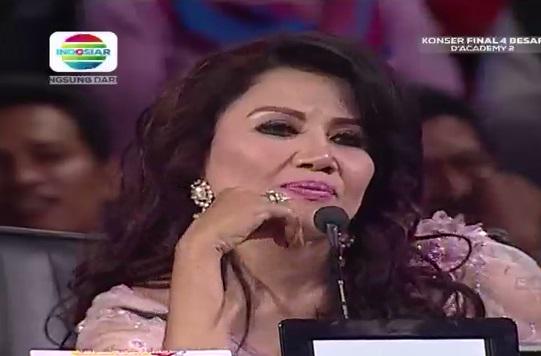 Indosiar's tweet photo. Saran dari sang penyanyi asli, Bunda Rita, tidak usah merubah notasi asli tapi @DA2_Evi nyanyinya keren #DAcademy2 http://t.co/uQDio6k23B