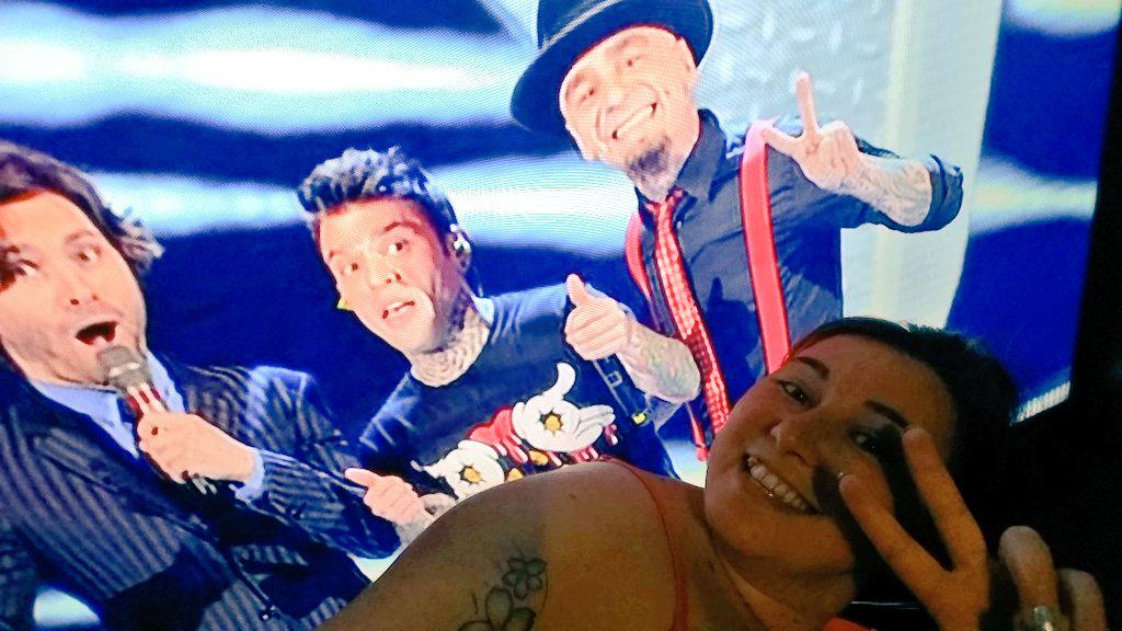_johanka_'s tweet photo. @jaxofficial @THEVOICE_ITALY  @Fedez  #tvoi #telfie Bella zio e grande fedez... http://t.co/nNSuuA5Cke