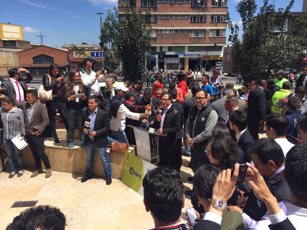 CVPBogota's tweet image. Acompañamos al Alcalde @petrogustavo en la iniciativa #MenosVivosMasVida con los estudiantes del @SENAComunica.