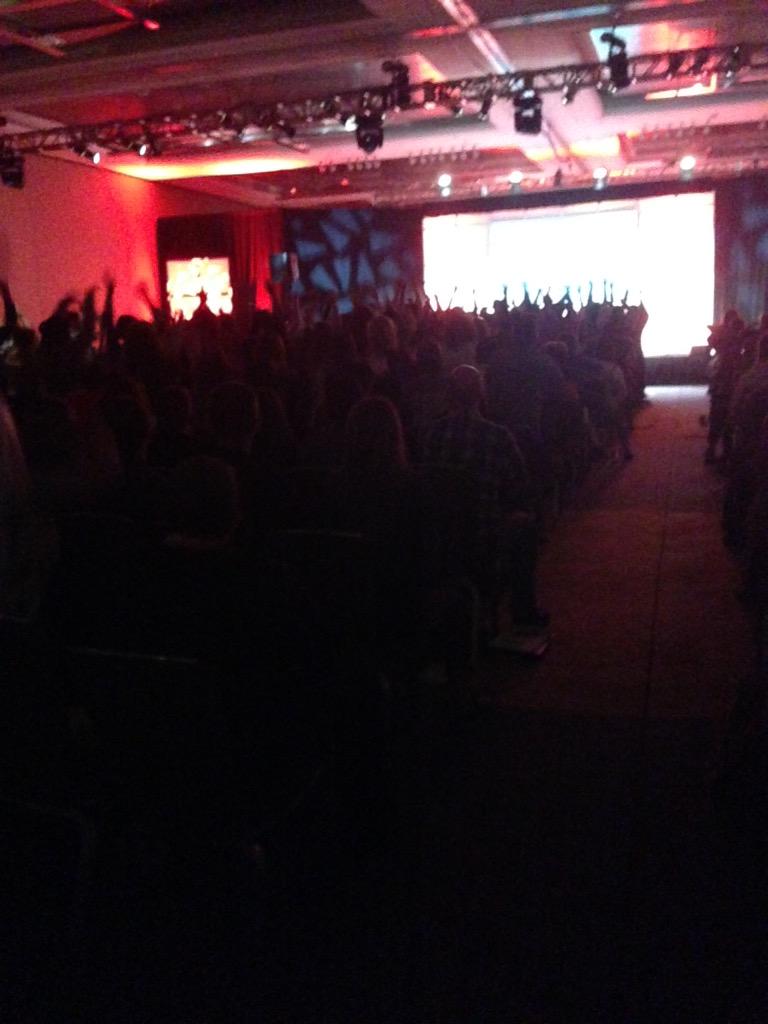 ronson_s's tweet image. Best way to get a crowd going in the morning? Get them to do the wave. @DeniseBosler #creativeanarchy #HOWLive