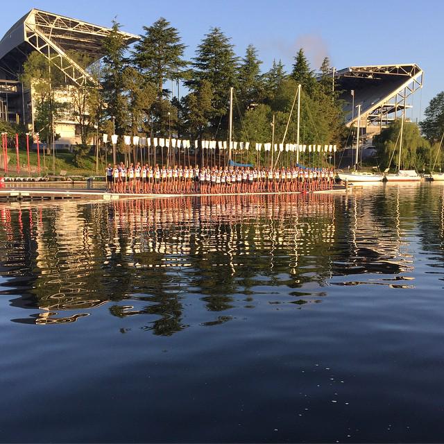 UWAthletics's tweet photo. .@UWHuskyCrew gathers on the shores of Lake Washington this morning for its team photo. #UWHuskies http://t.co/0rNf9bmADm