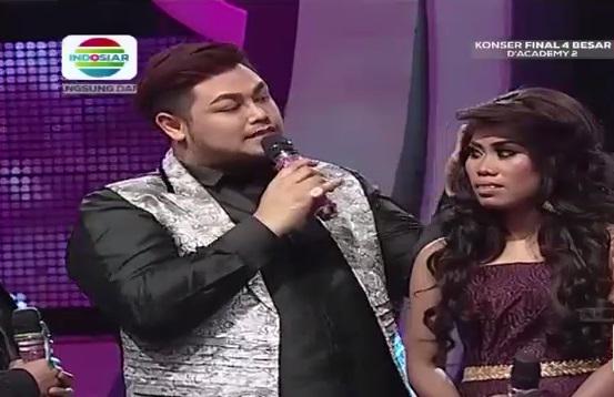 Indosiar's tweet photo. Cucook banget tatanan rambut @DA2_Evi setelah di make over sama Chandra Gupta, Mak Igun happy banget #DAcademy2 http://t.co/IQGoHXLCdO