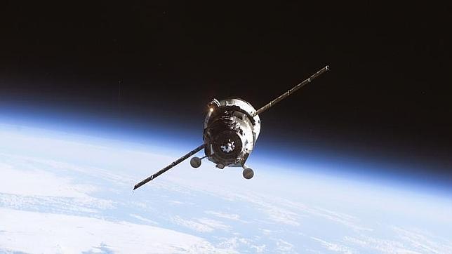 abc_es's tweet photo. La nave rusa descontrolada caerá mañana en algún lugar de la Tierra http://t.co/mcUTLnoBz3 http://t.co/LfxgKbaJSz