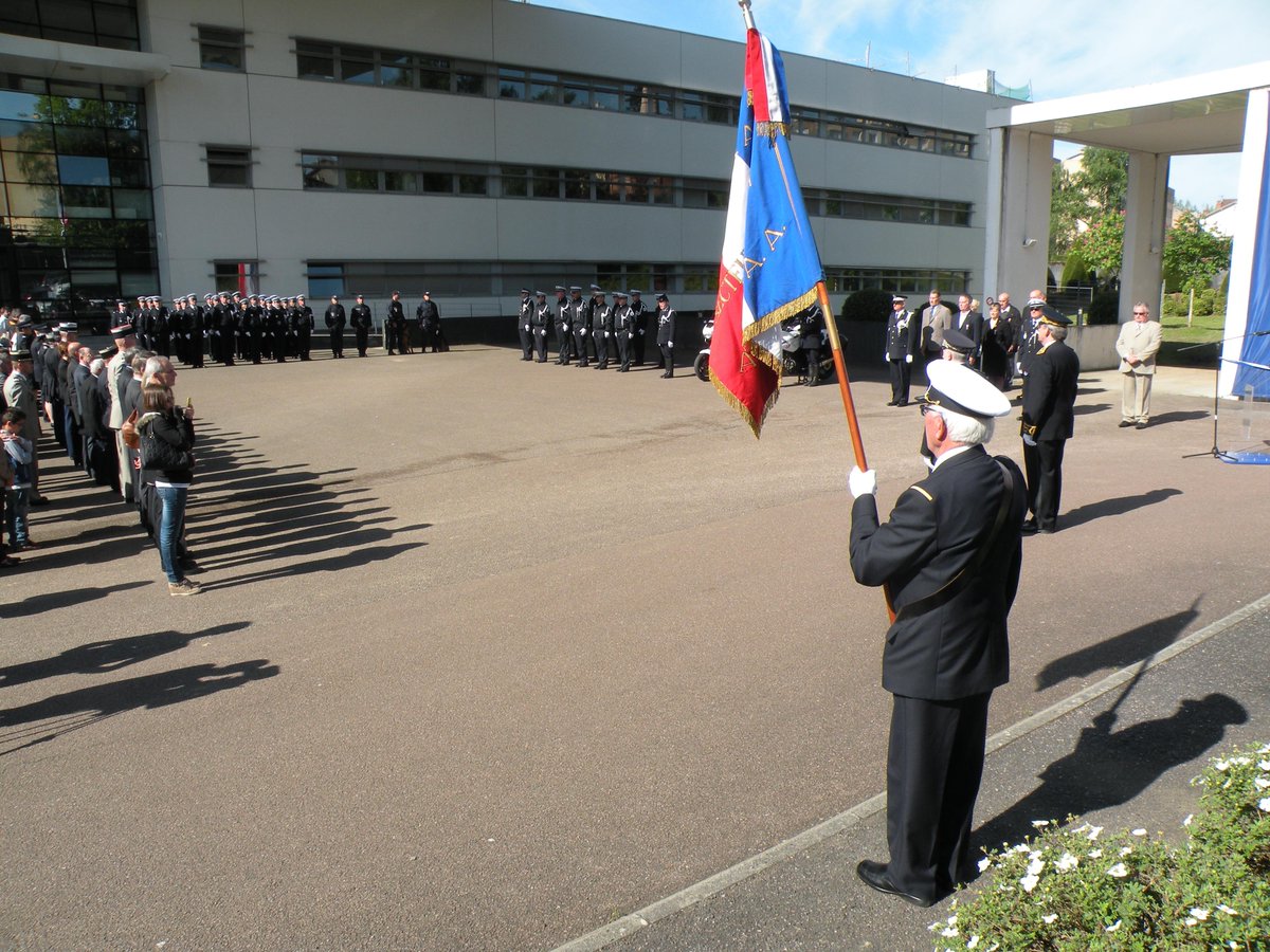 Prefet87's tweet photo. Cérémonie d'hommage aux #policiers morts pour la France et remise de décorations ce matin avec @Prefet87 @PNationale http://t.co/34wk7oJUXi