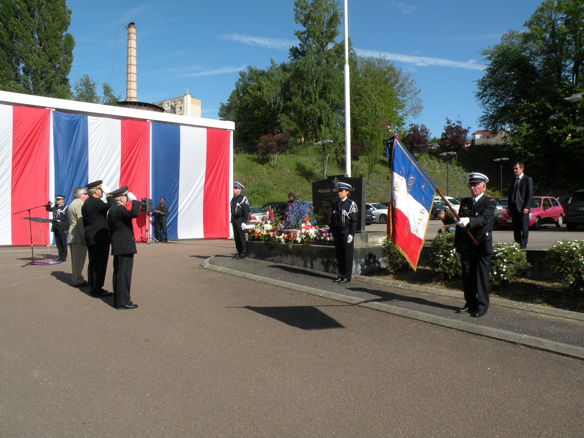 Prefet87's tweet photo. Cérémonie d'hommage aux #policiers morts pour la France et remise de décorations ce matin avec @Prefet87 @PNationale http://t.co/34wk7oJUXi