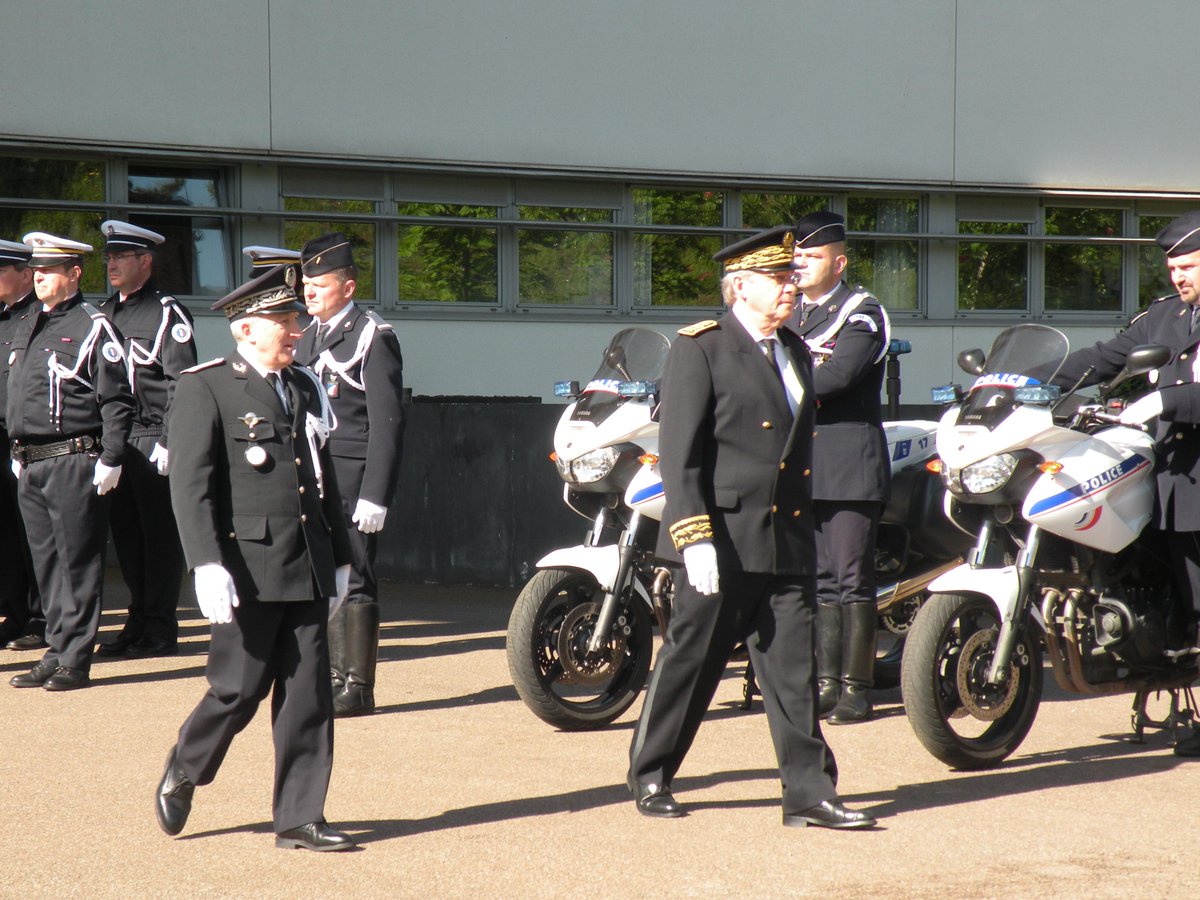 Prefet87's tweet photo. Cérémonie d'hommage aux #policiers morts pour la France et remise de décorations ce matin avec @Prefet87 @PNationale http://t.co/34wk7oJUXi