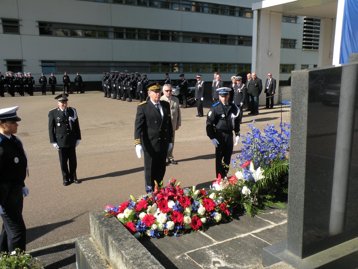 Prefet87's tweet photo. Cérémonie d'hommage aux #policiers morts pour la France et remise de décorations ce matin avec @Prefet87 @PNationale http://t.co/34wk7oJUXi