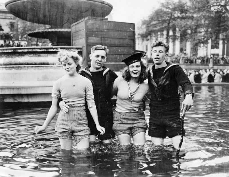 I_W_M's tweet photo. Were you in Trafalgar Sq on VE Day? We're trying to find the girls in the fountain, do you recognise them? http://t.co/QWchiIb8pB
