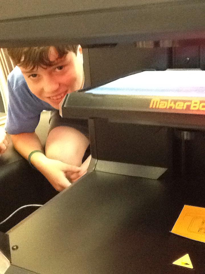 VHECLIBRARY's tweet photo. What's happening here? 3D printer is now printing jaws, a sample! #vheclibrary #vhectech http://t.co/3RJaXi964G
