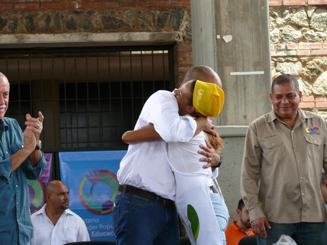 HectoRodriguez's tweet photo. Ayer estuvimos en Puerto Ordaz y Upata compartiendo con las madres cocineras, y haciendo mantenimiento escolar http://t.co/nbARg0Rf7K