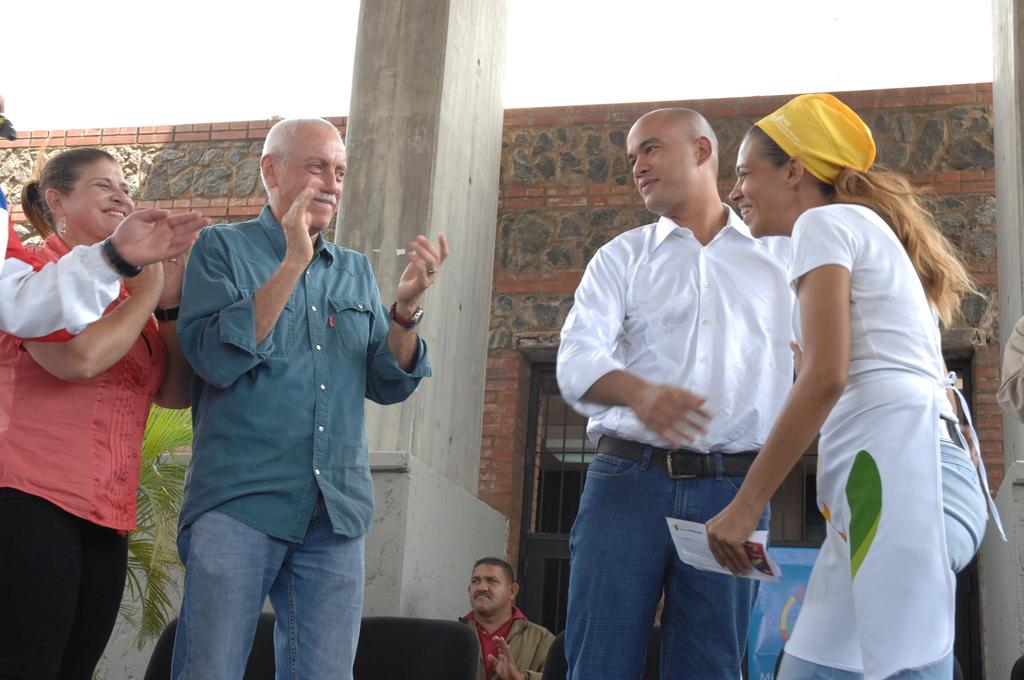 HectoRodriguez's tweet photo. Ayer estuvimos en Puerto Ordaz y Upata compartiendo con las madres cocineras, y haciendo mantenimiento escolar http://t.co/nbARg0Rf7K